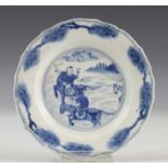 China, blauw-wit porseleinen schoteltje, Kangxi, met decor van twee ruiter te paard, de rand met