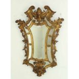Paar spiegels, in gestoken en verguld houten lijst, 19e eeuw, het geheel versierd met koppen,