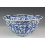 China, blauw-wit porselein kom, Transitional/Wanli, met decor van langschappen en afwisselend