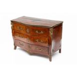 Rozen-, palissander- en wortelnotenhouten commode, Louis XV met in het bolgebogen front drie