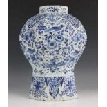 Delft, blauw-wit aardewerk achtkantige balustervaas, 18e eeuw, geribd, met decor van vogels en