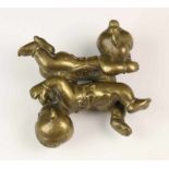 China, bronzen sculptuur; Twee zotje 9 x 9 cm. [1]