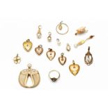 Gouden ring en diverse gouden en onedele hangers ring gezet met een roosdiamant. Vele hangers in