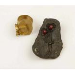 Karl Fritsch, zilveren broche en een verguld zilveren ring Broche gezet met twee rode glasstenen [2]