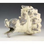 Wit gelakt zinken waterspuwer in vorm van drakenkopje l. 27, h. 24 cm. [1]