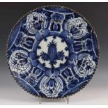 Delft, blauw-wit aardewerk schotel, 18e eeuw, met decor van vijf medaillons en geribde rand diam. 25