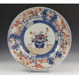 Japan, Imari schotel, 18e eeuw, Edo periode, met decor van bloemenmand bij hekwerk. De buitenrand