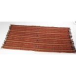 Timor, Belu, schouderdoek, tais mane, in rood, wit en zwart, dorp Pono, 186 x 77 cm.