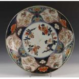 Japan, Imari schotel, 18e eeuw, Edo periode, met decor van golvende medaillons met pioenrozen en