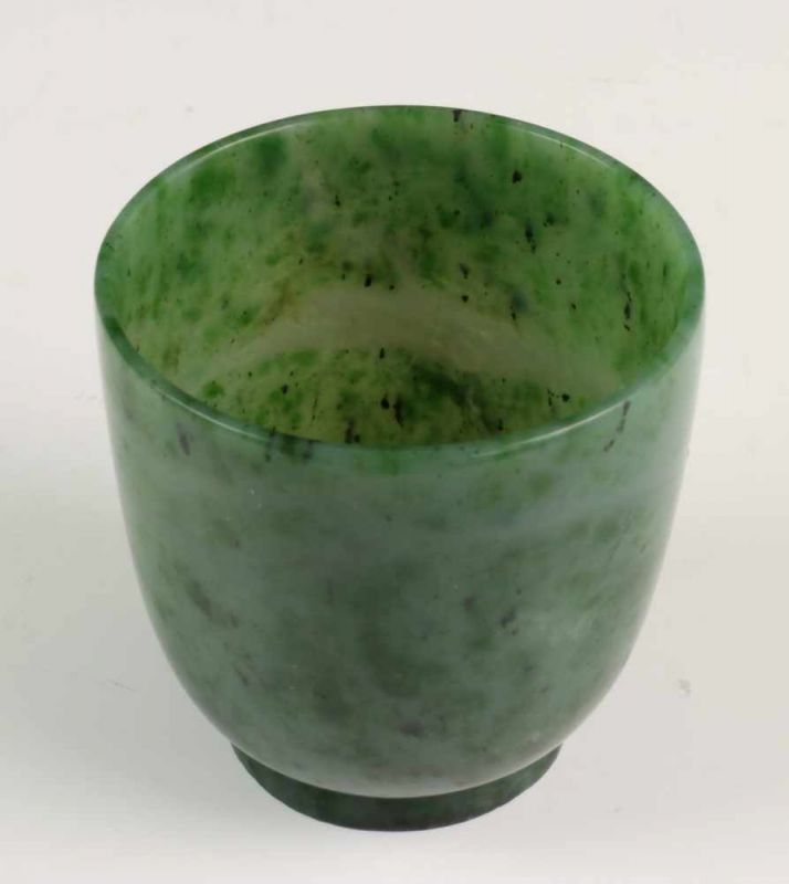 China, spinazie-groen jade kom met fijn ajour gestoken houten deksel met bloedkoralen knop, op - Image 3 of 4