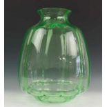 Leerdam, A. D. Copier, annagroene glazen vaas, ontwerp 1928, met optische verticale ribben.