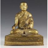 Nepal, verguld bronzen sculptuur; Monnik in bhumisparsamudra, met Dharmawiel in de hand. Met ziel h.