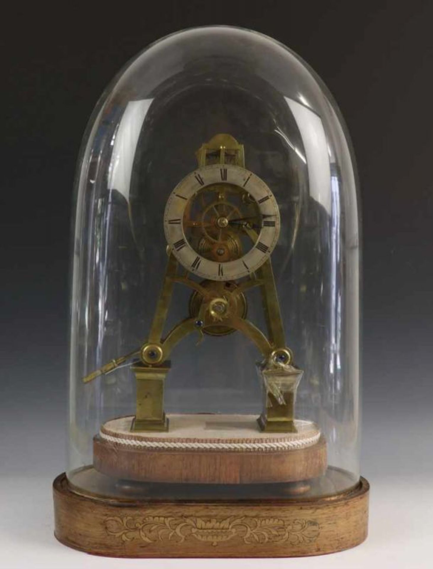 Engeland, messing ´skeleton´ klok, 1e helft 19e eeuw. Adres: J. Cox Savory, London. Onder (niet