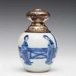 China, blauw-wit porseleinen bolle theebus, Kangxi, met decor van lange lijzen bij hekwerk. Met