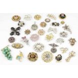 Diverse sieraden w.o. vele broches in de vorm van een bloem en gezet met strass [zk]