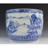 China, blauw-wit porseleinen cache-pot, 20e eeuw, met decor van landschap rondom h. 27, diam. 35 cm.