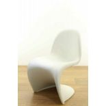 Witte gebogen kunststoffen stoel, ontwerp Verner Panton voor Vitra, model 'Panton Chair', 2014, [1]