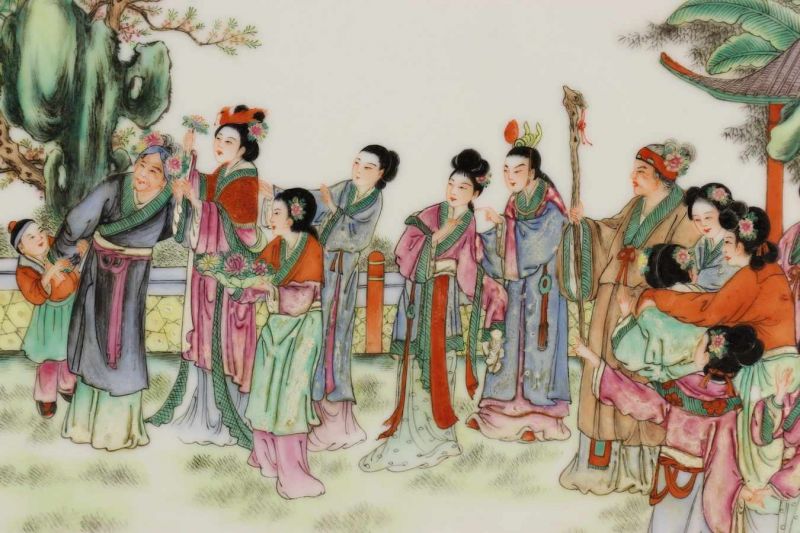China, porseleinen plaquette, 20e eeuw, met famille rose decor van figuren bij prieel. Gemerkt met - Image 2 of 3