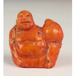 China, rood stenen sculptuur van lachende Boeddha figuur met een grote perzik aan zijn linker flank.