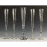 Vijf glazen grote champagneflutes naar antiek voorbeeld h. 43 cm. Herkomst: uit het atelier van