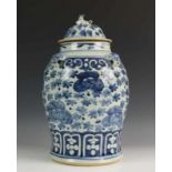 China, blauw-wit porseleinen dekselvaas, 19e eeuw, met vol decor van bloesem en vier ringen in