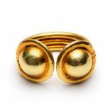 Gouden ring kop bestaande uit twee halve bollen, scheen bestaande uit drie draden netto 17,6 gr. [1]