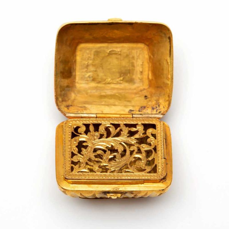Gouden lodereindoosje in de vorm van een kistje, bovenzijde met rosé-, wit- en geelgouden bloemen. - Image 2 of 3