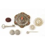 Diverse zilveren sieraden en bijous w.o. een ronde broche tevens hanger gezet met bloedkoraal [zkj]