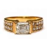 18krt. Gouden ring in het midden gezet met een baquette geslepen diamant, ca. 1,0crt. Bovenzijde