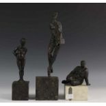 Drie diverse bronzen sculpturen, 20e eeuw; Zwangere vrouw / Staande vrouw / Zittende vrouw h. 15 cm.