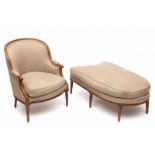 Notenhouten chaise longue, ca. 1800, in twee delen. Met bruine visgraat stoffering. Op taps