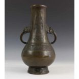 China, bronzen puntvaas met archaïsche motieven en olifantskoppen als oor h. 28 cm. [1]