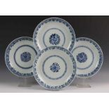 China, serie van vier blauw-wit porseleinen borden, Qianlong, met gekerfde ribben en decor van