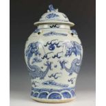 China, blauw-wit porseleinen dekselvaas, 19e eeuw, met decor van draak in de wolken en ringen in