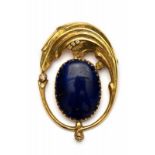 14krt. Gouden broche in het midden gezet met een imitatie lapis-lazuli in een organische montuur,