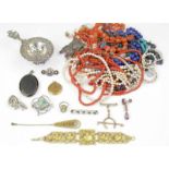 Diverse edele en onedele sieraden w.o. kralencolliers, theezeef, etc. [zk]