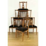 Set van zeven iepenhouten stoelen, Louis XVI, 18e eeuw met spijlen in de rugleuning en gestoken