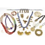 West-Afrika, diverse colliers, ringen, hangers en een paar oorbellen Colliers met glaskralen en/of
