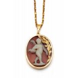 Agaten camee hanger aan 18krt. gouden collier. Camee met voorstelling van cupido, gezet in 18krt.