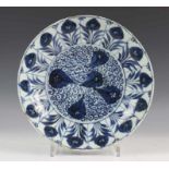 China, blauw-wit porseleinen diep bord, Kangxi, met decor van asters in vakwerk. Gemerkt met