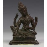 Indonesië, bronzen sculptuur van Avalokitesvara, 19e eeuw, met vier armen, sieraden en kroon. Op