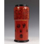 Rood glazen vaas, Secession, met zwart gespoten Zwischenglass decor van gestileerde bloemen.