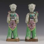 China, paar porseleinen vormstukken, 18e/19e eeuw; Tweelingfiguren met famille rose kleding h. 21