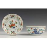 China, famille verte schoteltje, 18e eeuw, met decor in vakwerk. Hierbij kommetje diam. 13 cm. [2]