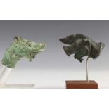 China, twee antiek bronzen fragmenten in vorm van dierenkop, één met groen patina l. 7 en 7,5 cm. [