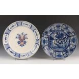 Delft, twee blauw-wit aardewerk schotels, 18e eeuw (gerestaureerd) diam. 33 cm. [2]