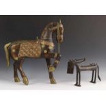 West Africa, bronzen groep. Hierbij India, houten paard h. 20 en 49 cm. [2]
