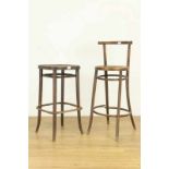 Twee differente gebogen beukenhouten krukken, waarvan één met etiket: Thonet (besch) Herkomst: uit