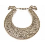 China, Miao, zilveren collier en India, hanger met voorstelling van Ganesha [2]