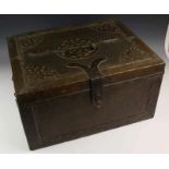 China, met koper en ijzer belegd houten kist met twee grepen 51 x 41, h. 27 cm. [1]